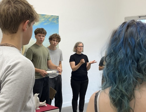 Kunstkurs beim Ausstellungsbesuch im Kunstbalkon